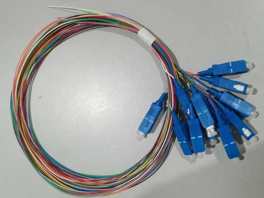 منتجات FTTH خنزير ذيل الألياف الضوئية SC/PC 0,9 مم 12 ألوان 1,5 M G.652D G657a1